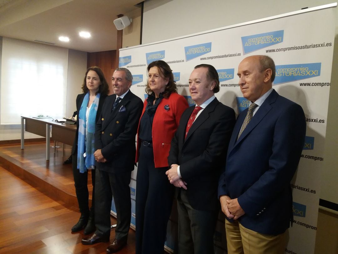 Algunos miembros de la nueva Junta Directiva de &quot;Compromiso Asturias XXI&quot;