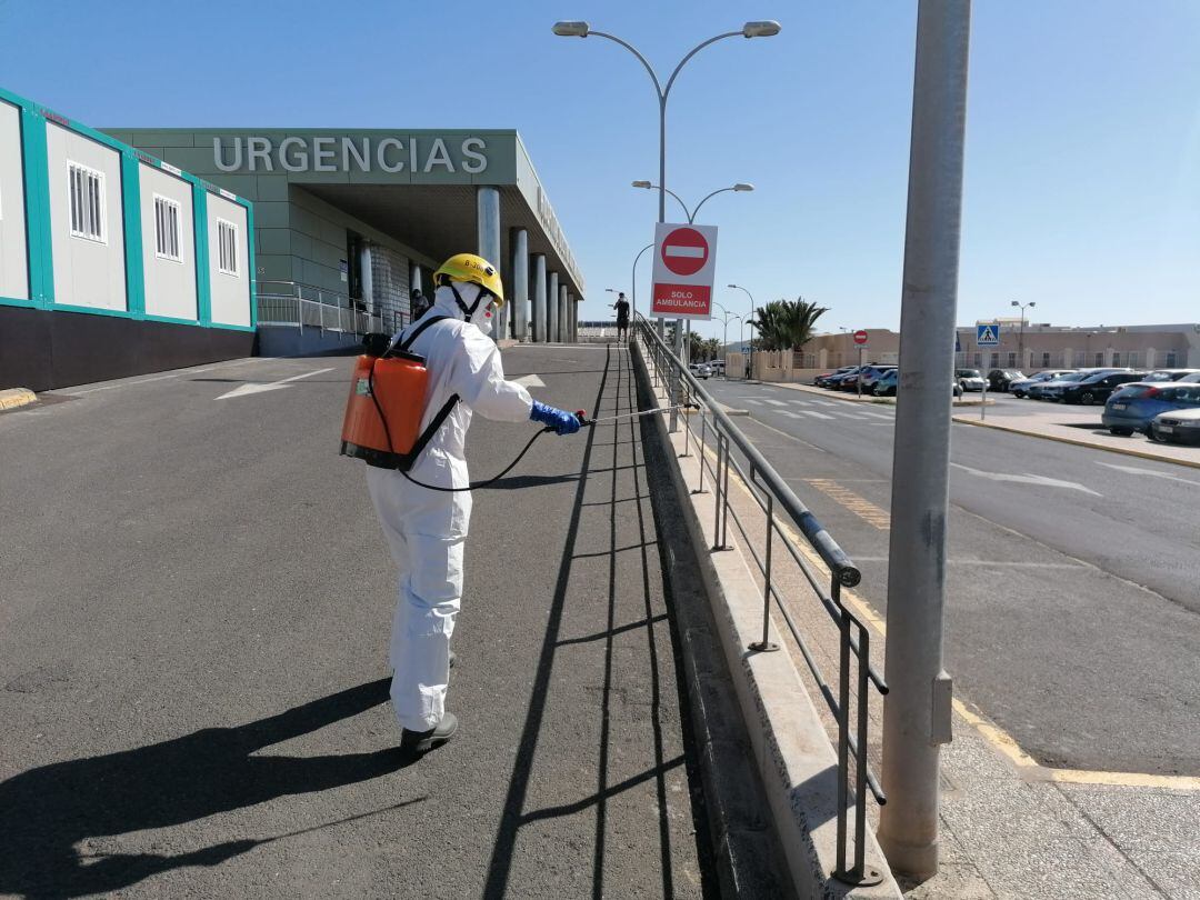 Labores de desinfección en la entrada del hospital doctor José Molina Orosa de Arrecife.