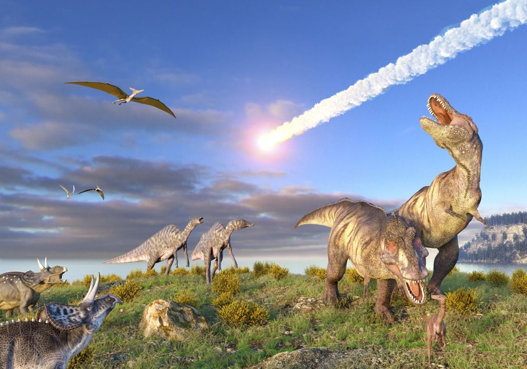 Ilustración del impacto del meteorito sobre la tierra al final del período cretáceo. Un asteroide o cometa de diez kilómetros de ancho está entrando en la atmósfera de la Tierra a medida que los dinosaurios, incluido el T. Rex, observan