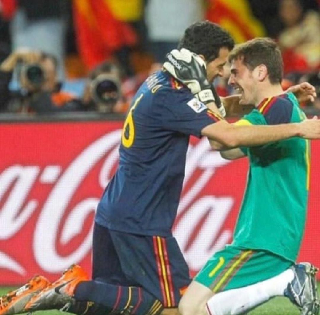 Iker Casillas junto a Busquets en la final del Mundial 