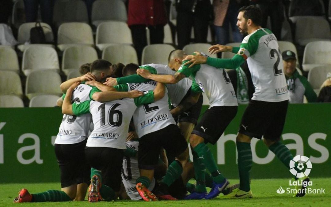 Los jugadores hacen piña tras un gol