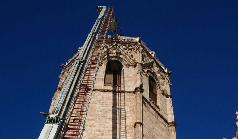 Escalera de bomberos desplegada este jueves para la evacuación del infartado en el Miguelete