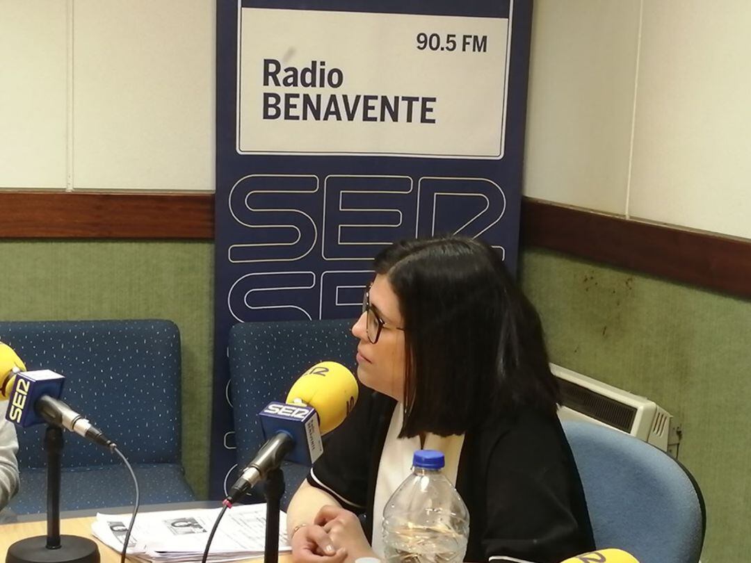 Beatriz Asensio en los estudios de Radio Benavente