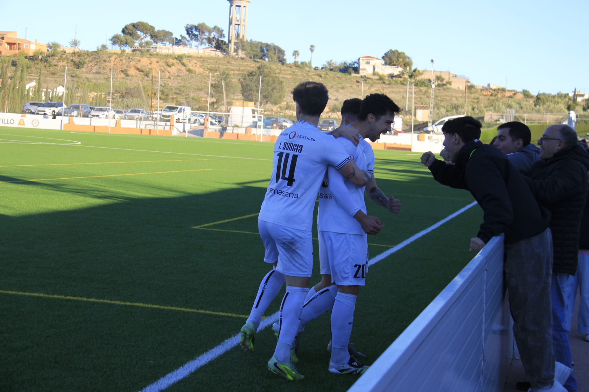 Juanan celebra el gol del empate para el Ontinyent 1931 frente al Soneja en Los Arcos