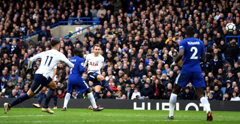 Eriksen lanza a puerta en el momento del empate del Tottenham