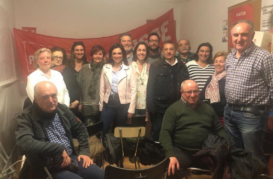 Alicia Palomo, en el centro, junto a varios componentes de la agrupación local del Espinar