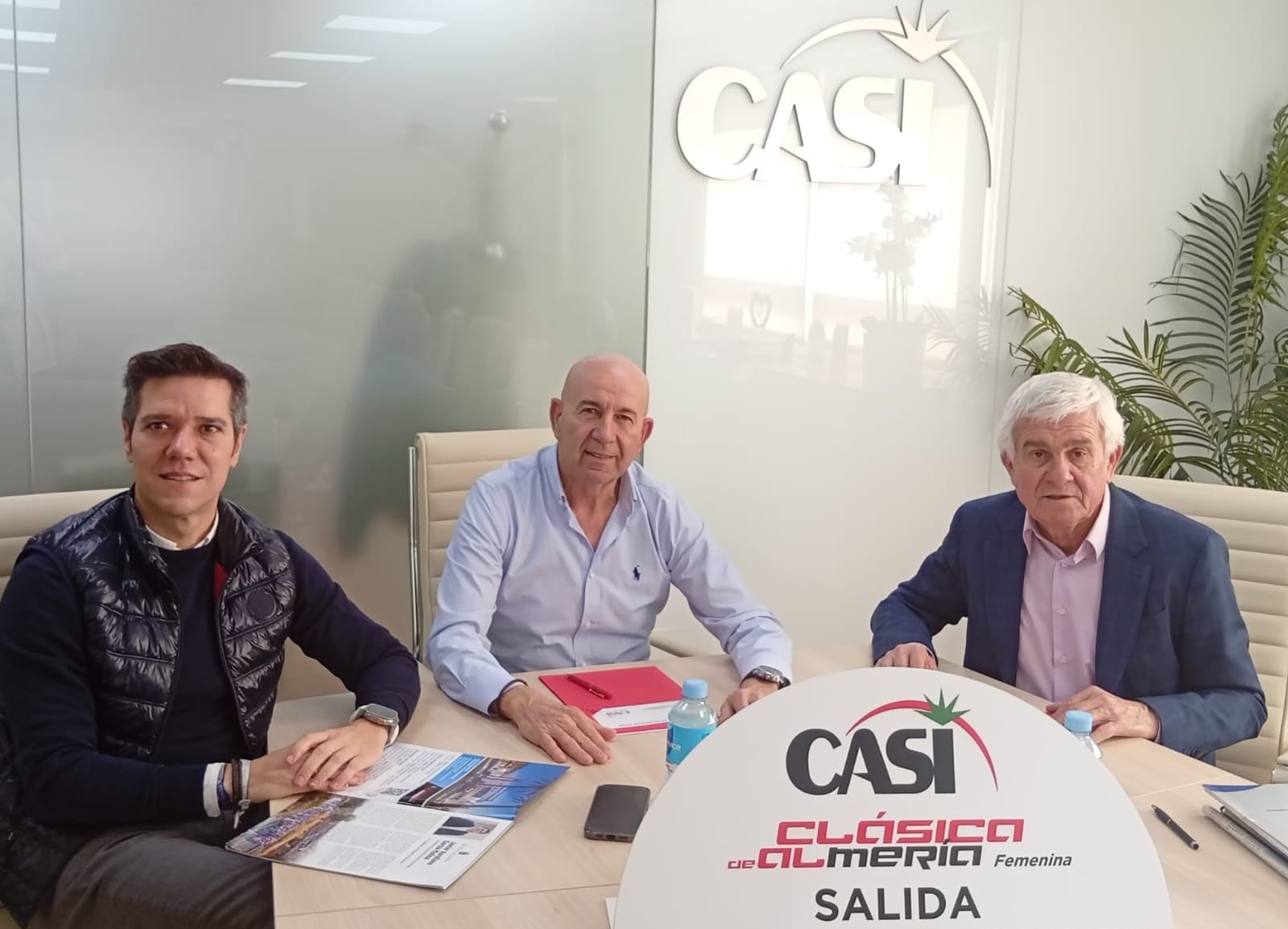 La cooperativa CASI, salida de la Clásica de Almería femenina 2026.