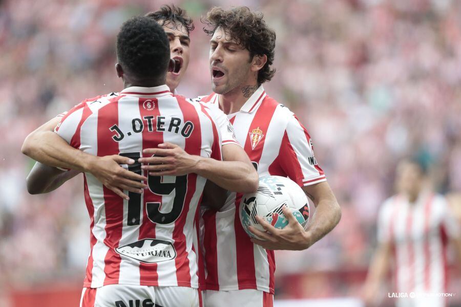 Los jugadores del Sporting celebran uno de los goles al Córdoba.