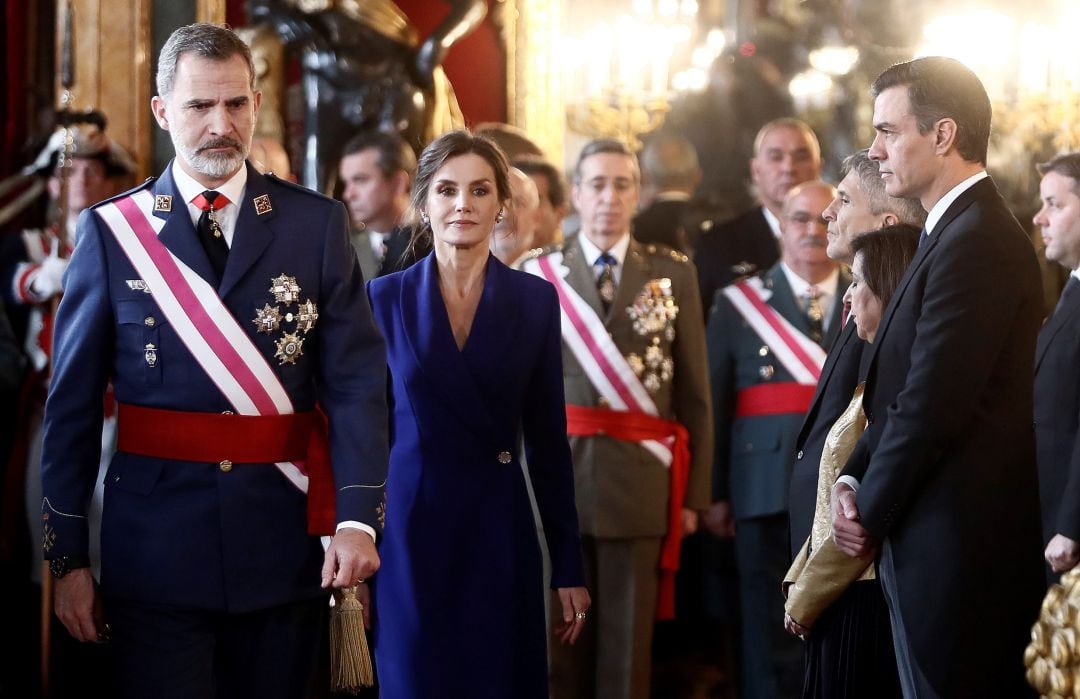 El rey Felipe VI y la reina Letizia caminan delante del presidente del Gobierno, Pedro Sánchez, en el interior del Palacio Real de Madrid durante la celebración de la &#039;Pascua Militar&#039; el pasado 7 de enero.