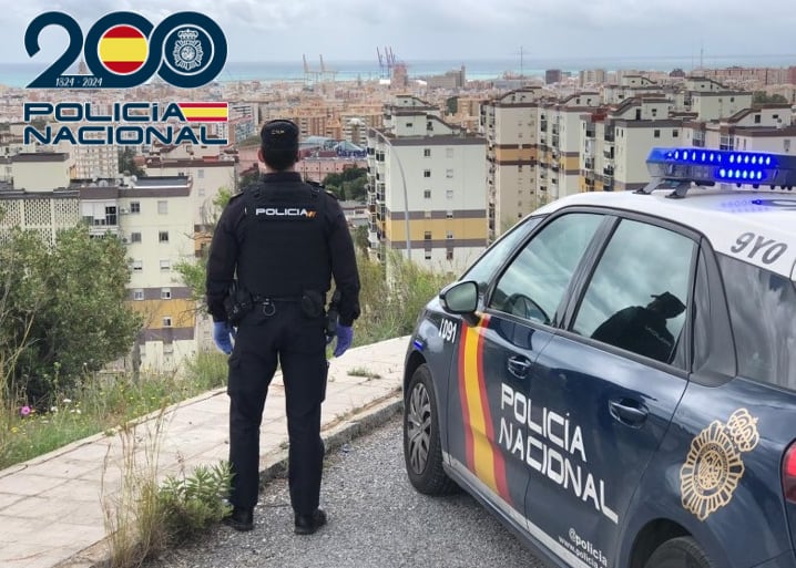 El arrestado fue interceptado por miembros de la Policía Nacional que investigaban dos sustracciones con violencia perpetradas en la Palmilla, Málaga