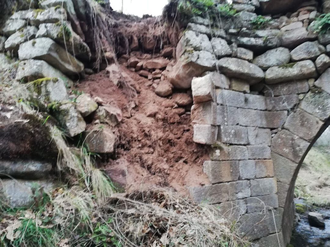 El puente está visiblemente dañado