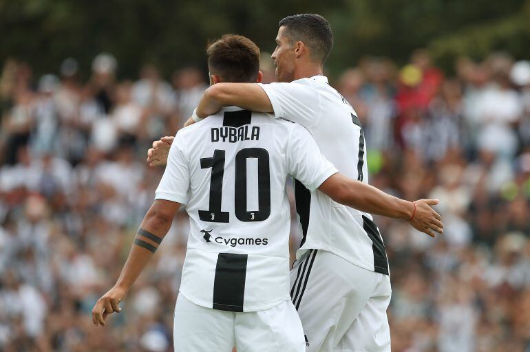 Ronaldo celebra con Dybala su gol