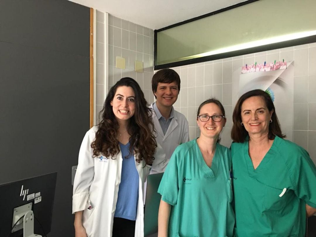 Los residentes Lucía Santana y Eduardo Pastenes junto a la tutoras, Gloria Guerra y Ana Pereira 