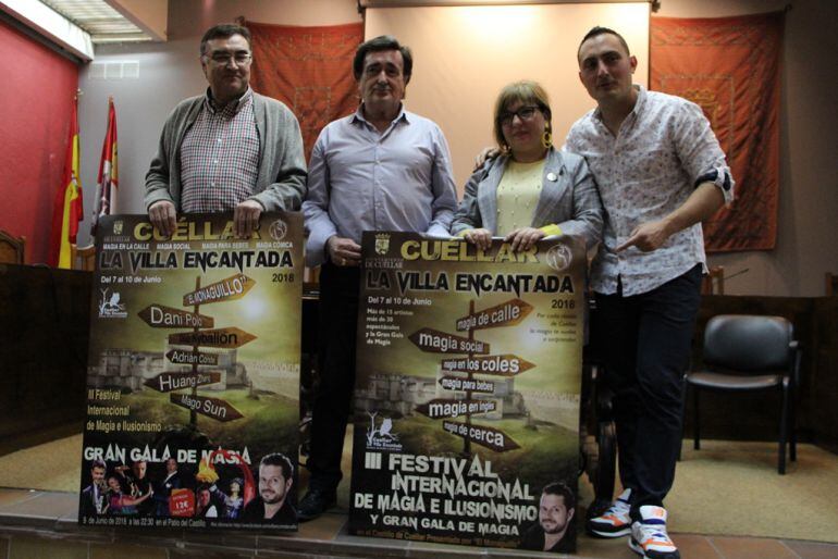 El alcalde de Cuéllar, los concejales de Educación y Patrimonio y el mago Hector Sansegundo muestran los carteles del III Festival Internacional de Magia e Ilusionismo que se celebrará en Cuéllar