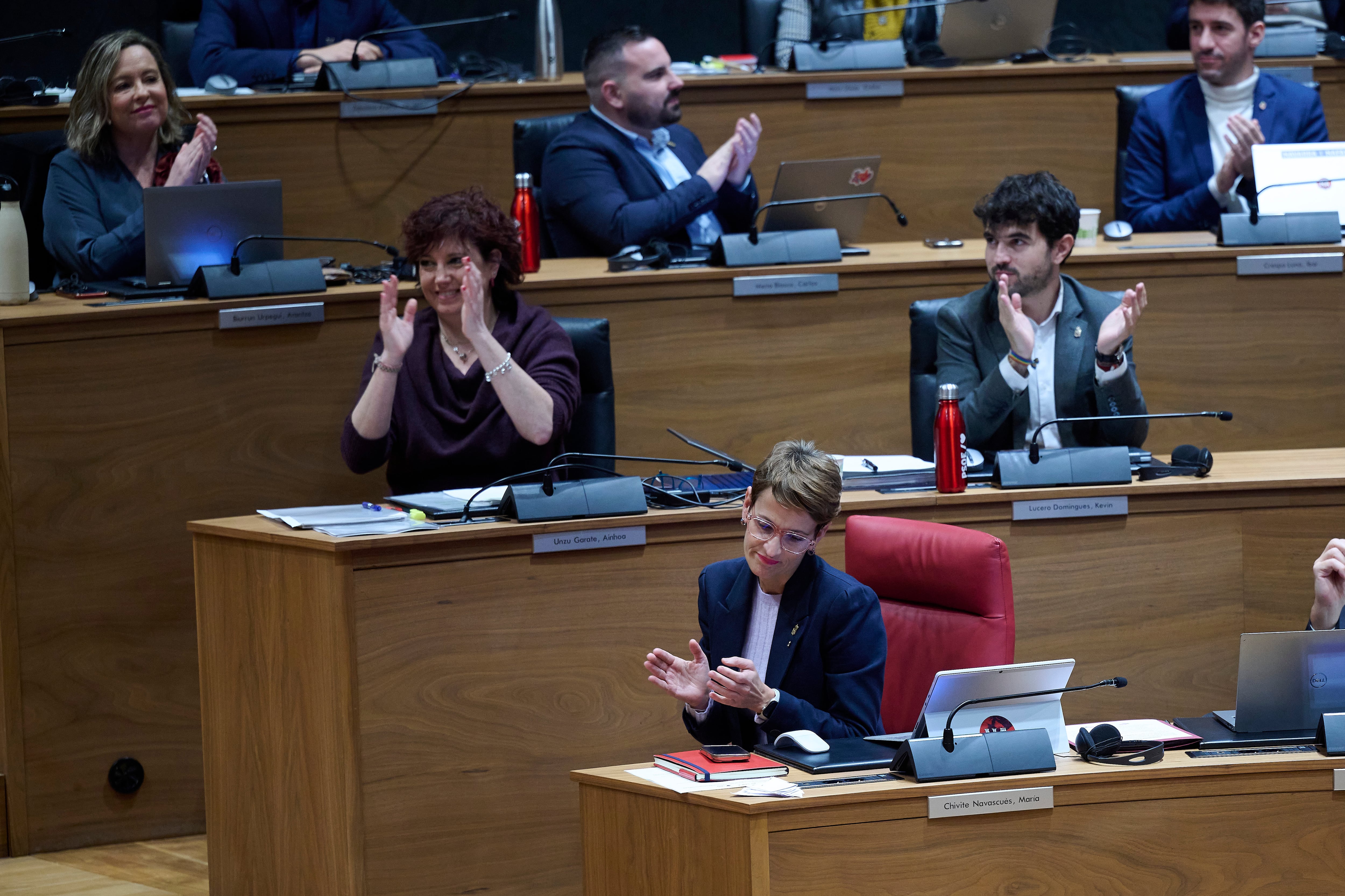 La presidenta del Gobierno de Navarra, María Chivite (c), durante el pleno del parlamento que este jueves ha aprobado el Proyecto de Ley Foral de Presupuestos Generales de la comunidad para el año 2026 y el proyecto de medidas fiscales
