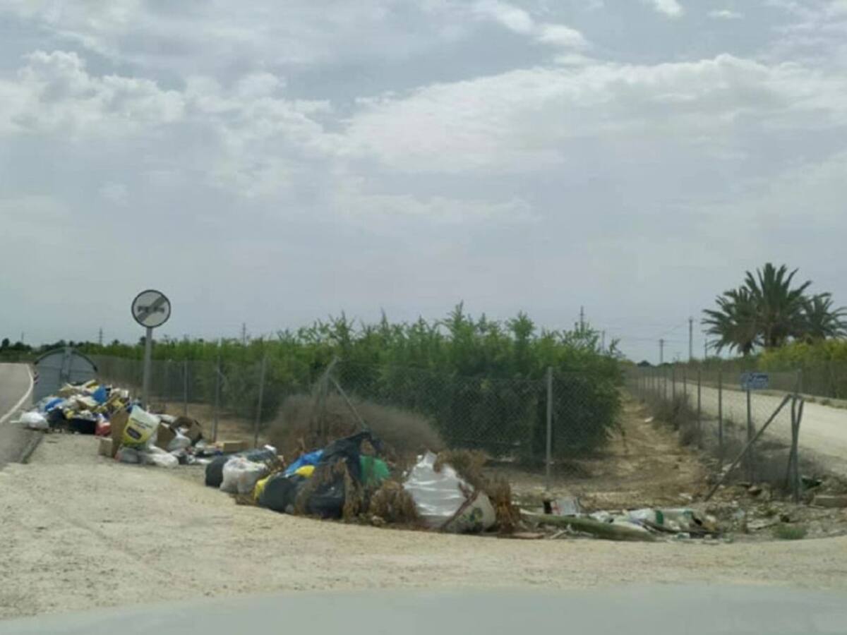 Elche lanza una campaña para evitar el depósito de basura fuera de los contenedores