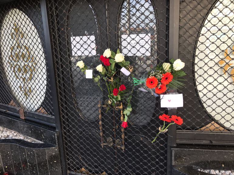 La Cafetería Isla, en la que trabajaba Elena Marcu, permanece cerrada. Algunos amigos de la víctima y clientes del establecimiento dejaron flores y notas en la persiana