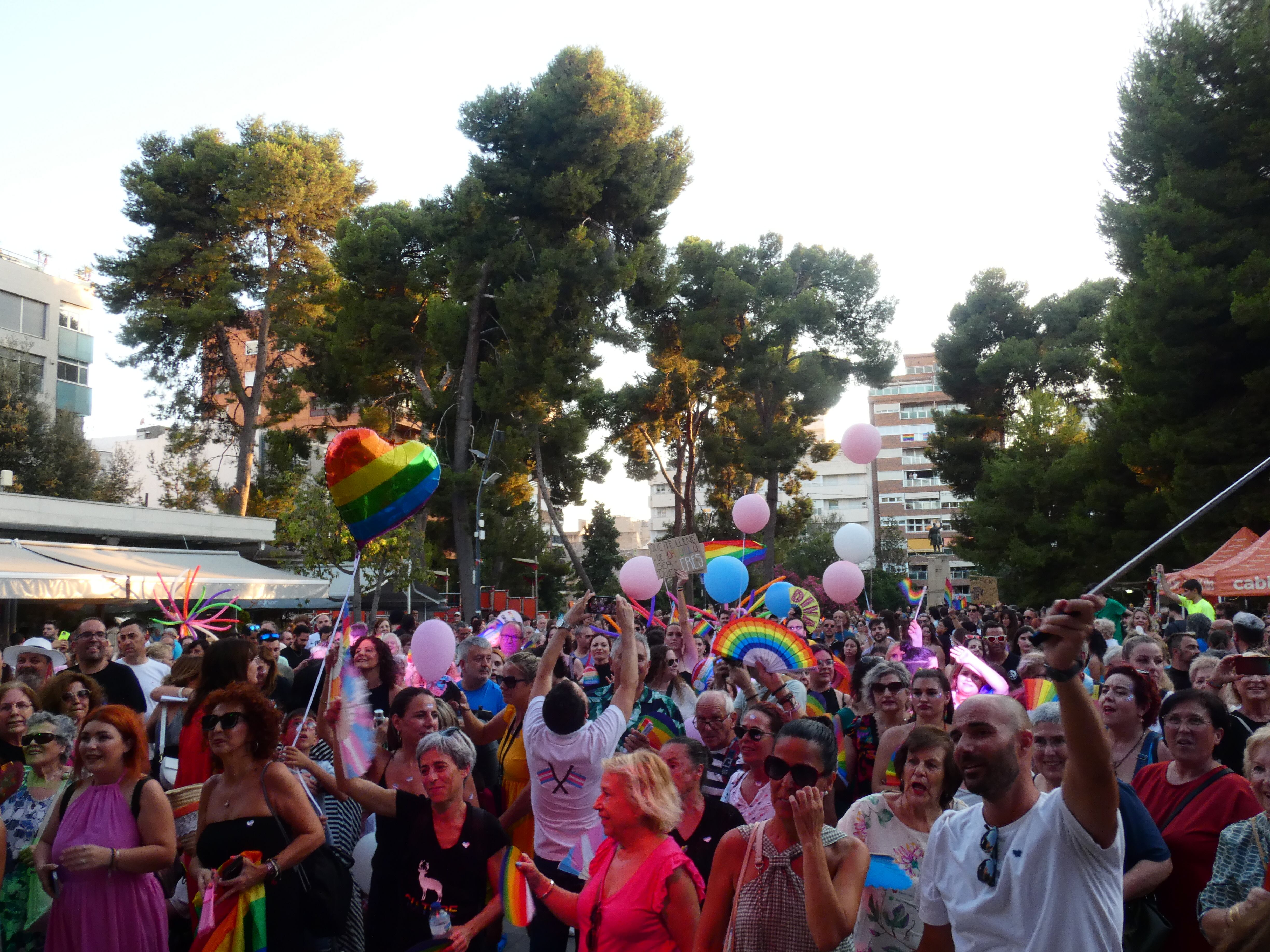 Cientos de personas acuden a presenciar el pregón del Orgullo LGTBIQA+ en la Plaza Castelar de Elda