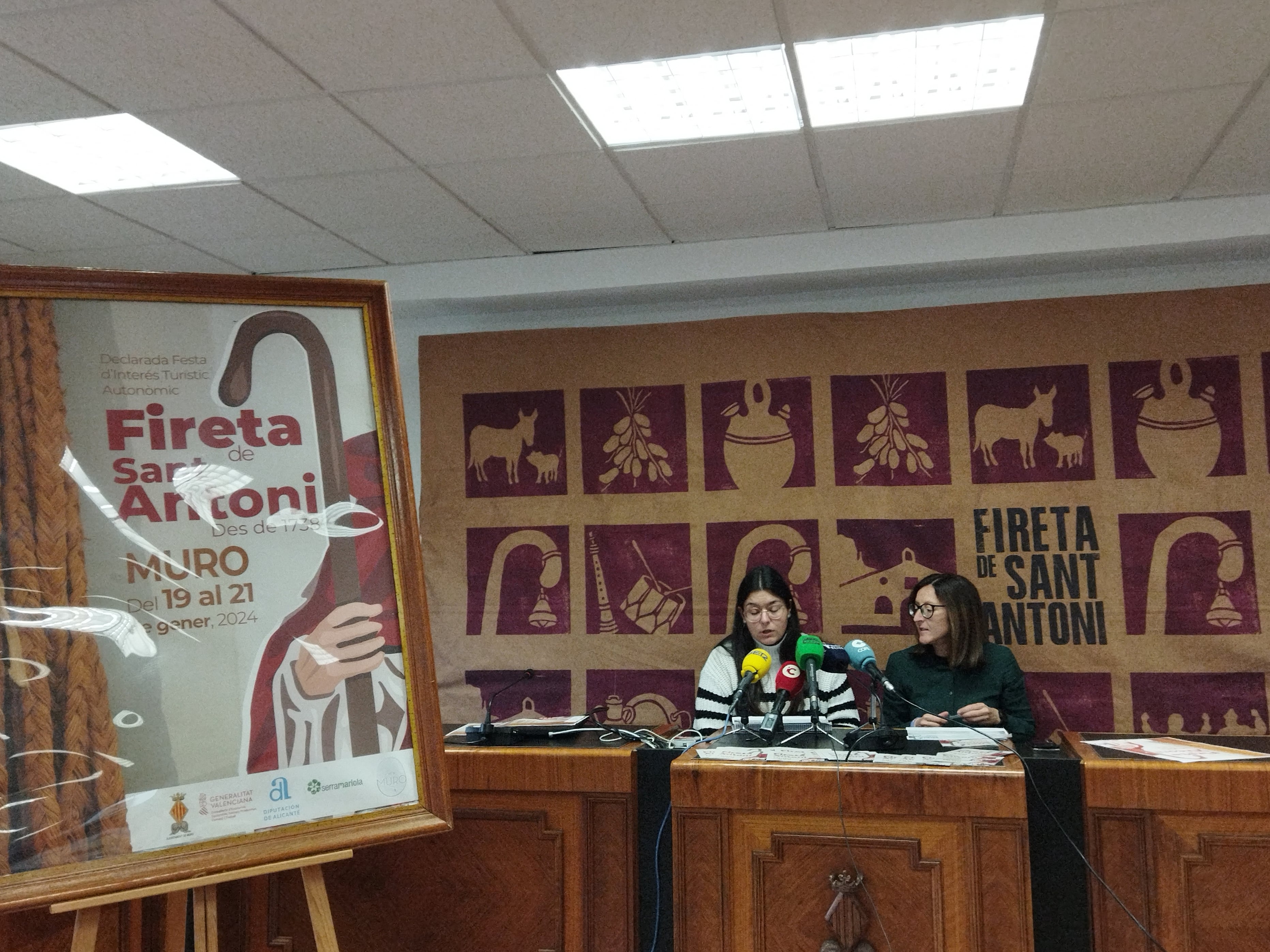 Elia Calbo, edil de Cultura y Tradiciones, y Carolina Iváñez, edil de Turismo, presentando la Fireta de Sant Antoni de 2024.