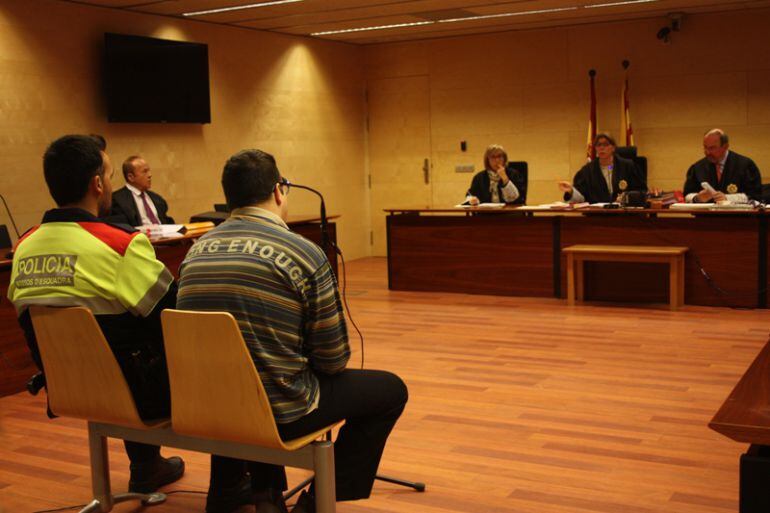 El monitor de Lloret acusat d'abusos a menors durant el judici a l'Audiència de Girona