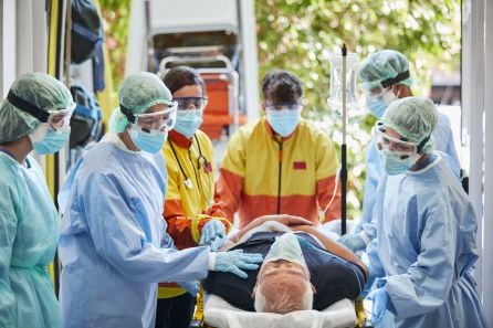 Equipo de urgencias durante una intervención