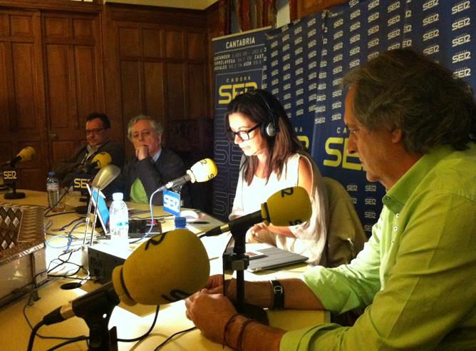 El equipo de Hora 25 en uno de su salidas de los estudios centrales