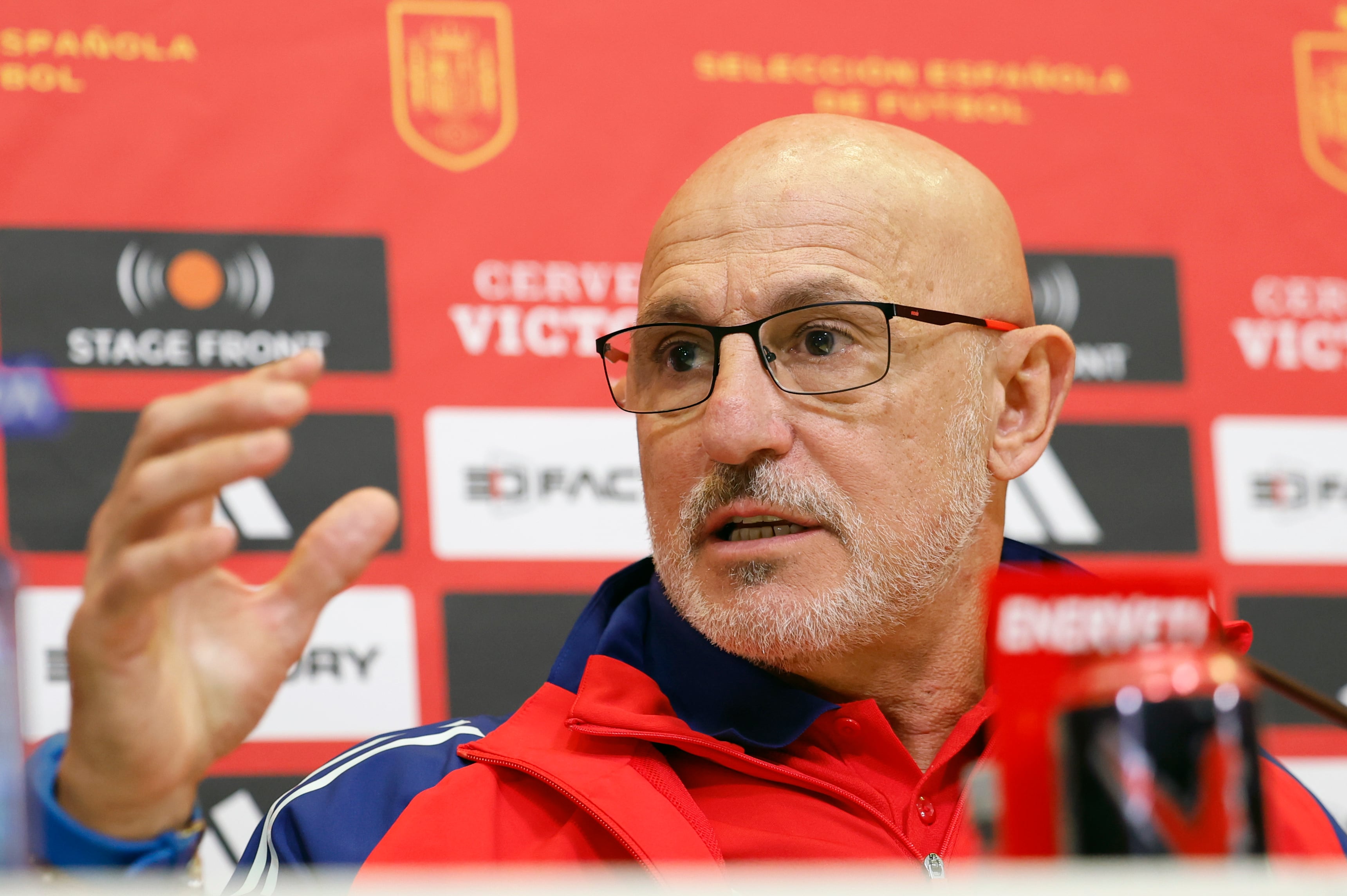 LAS ROZAS, 25/03/2024.- El seleccionador nacional, Luis de la Fuente, durante la rueda de prensa ofrecida este lunes en Las Rozas. EFE/ Mariscal
