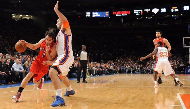 El jugador español Jose Calderon, de los Toronto Raptors, en acción ante Josh Harrellson de los New York Knicks durante un partido de la NBA