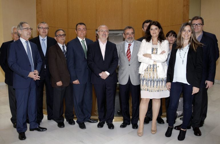 GRA035. VALENCIA (COMUNIDAD VALENCIANA), 22/04/2015.- El candidato de Podemos a la Presidencia de la Generalitat Valenciana, Antonio Montiel (c) junto al presidente de la CEV,Salvador Navarro (a su dcha) y el presidente de CIERVAL, Jose Vicente Gonzalez (a su izq), entre otros, en la foto de familia momentos antes de reunirse con responsables de las patronales para presentar su programa económico de cara a las elecciones del 24 de Mayo.EFE/ Juan Carlos Cárdenas