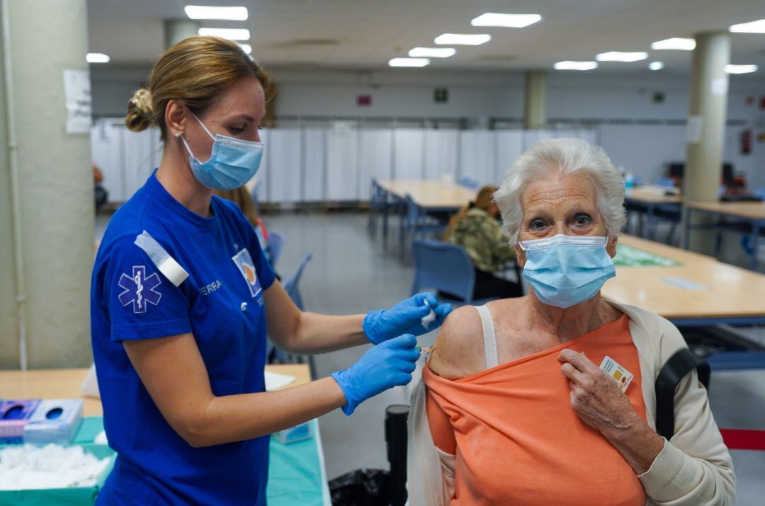 Un señora es vacunado con la tercera dosis Covid y la vacuna de la gripe a 18 de octubre del 2021 en Sevilla (Andalucía). 