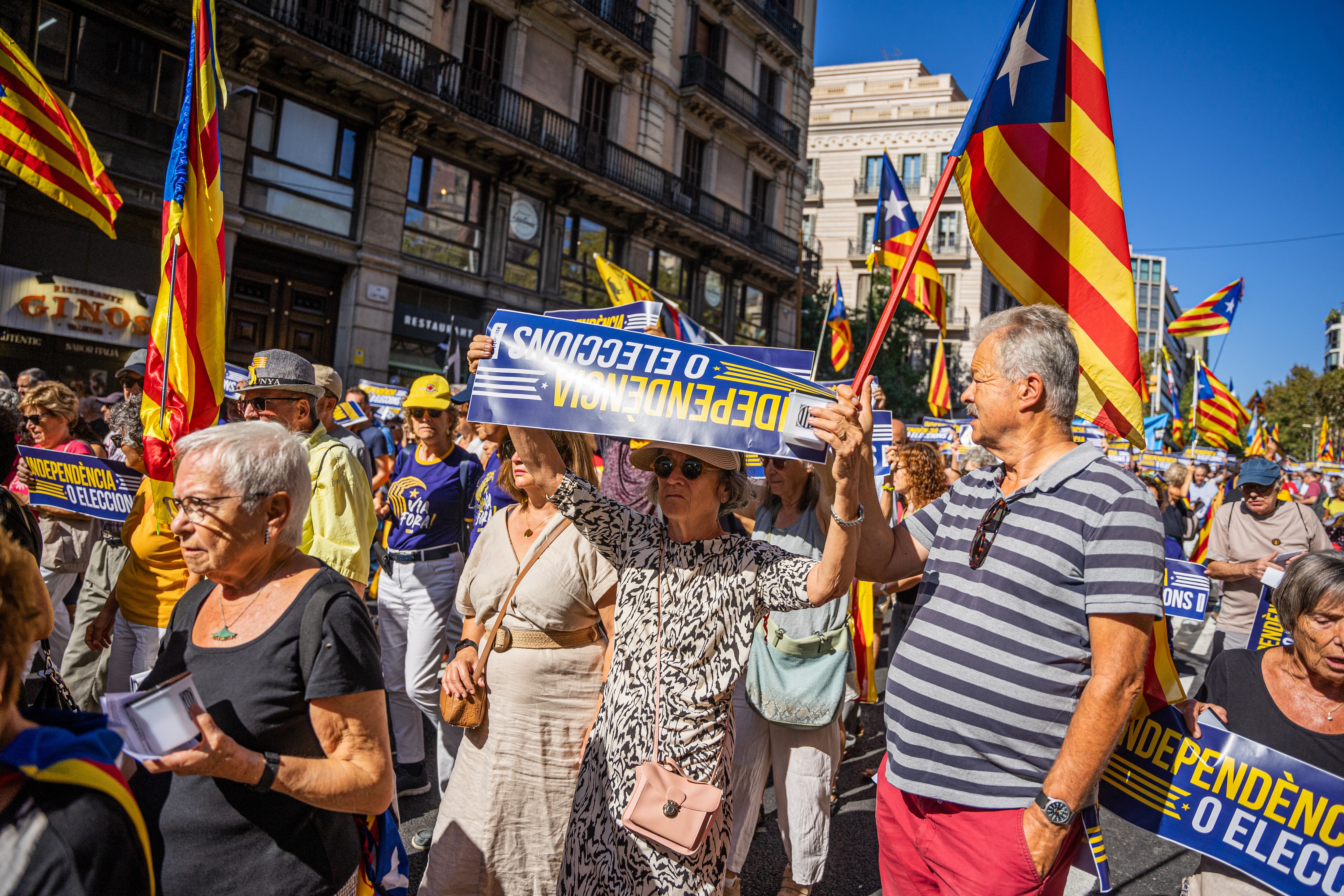 Miles de personas llenan las calles de Barcelona en el sexto aniversario del 1-O.