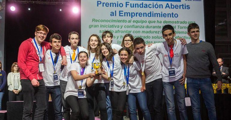 Los alumnos del IES José Luis Sampedro organizan una gala benéfica para poder participar