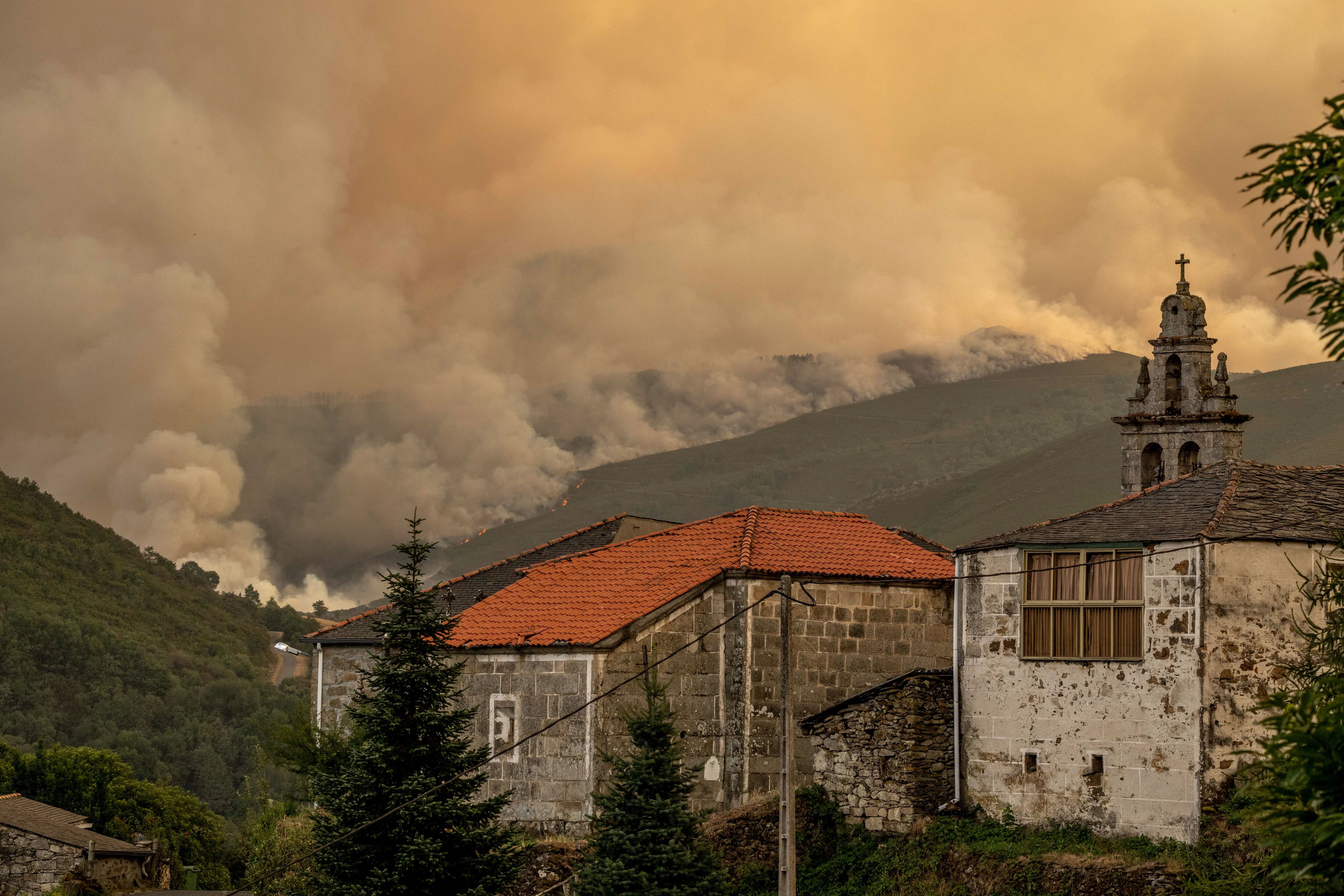 CHANDREXA DE QUEIXA (OURENSE), 10/08/2022.- Vista de una gran columna de humo durante el incendio que permanece activo en Chandrexa de Queixa (Ourense), este miércoles. La Xunta ha establecido la situación 2 en el incendio de Laza (Ourense), de 740 hectáreas, como medida preventiva por proximidad del fuego al núcleo de As Taboazas, en el municipio limítrofe de Chandrexa de Queixa. Este es uno de los tres incendios que permanecen activos en Galicia, después de que a las 12 del mediodía haya quedado estabilizado el de As Pontes (A Coruña), que ha alcanzado las 105 hectáreas. EFE/ Brais Lorenzo
