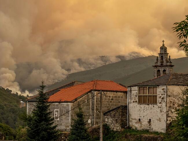 CHANDREXA DE QUEIXA (OURENSE), 10/08/2022.- Vista de una gran columna de humo durante el incendio que permanece activo en Chandrexa de Queixa (Ourense), este miércoles. La Xunta ha establecido la situación 2 en el incendio de Laza (Ourense), de 740 hectáreas, como medida preventiva por proximidad del fuego al núcleo de As Taboazas, en el municipio limítrofe de Chandrexa de Queixa. Este es uno de los tres incendios que permanecen activos en Galicia, después de que a las 12 del mediodía haya quedado estabilizado el de As Pontes (A Coruña), que ha alcanzado las 105 hectáreas. EFE/ Brais Lorenzo