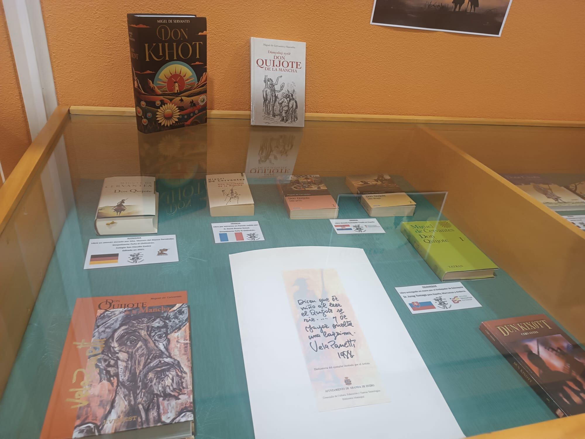 Uno de  los dos expositores que alberga esta colección multilingüe