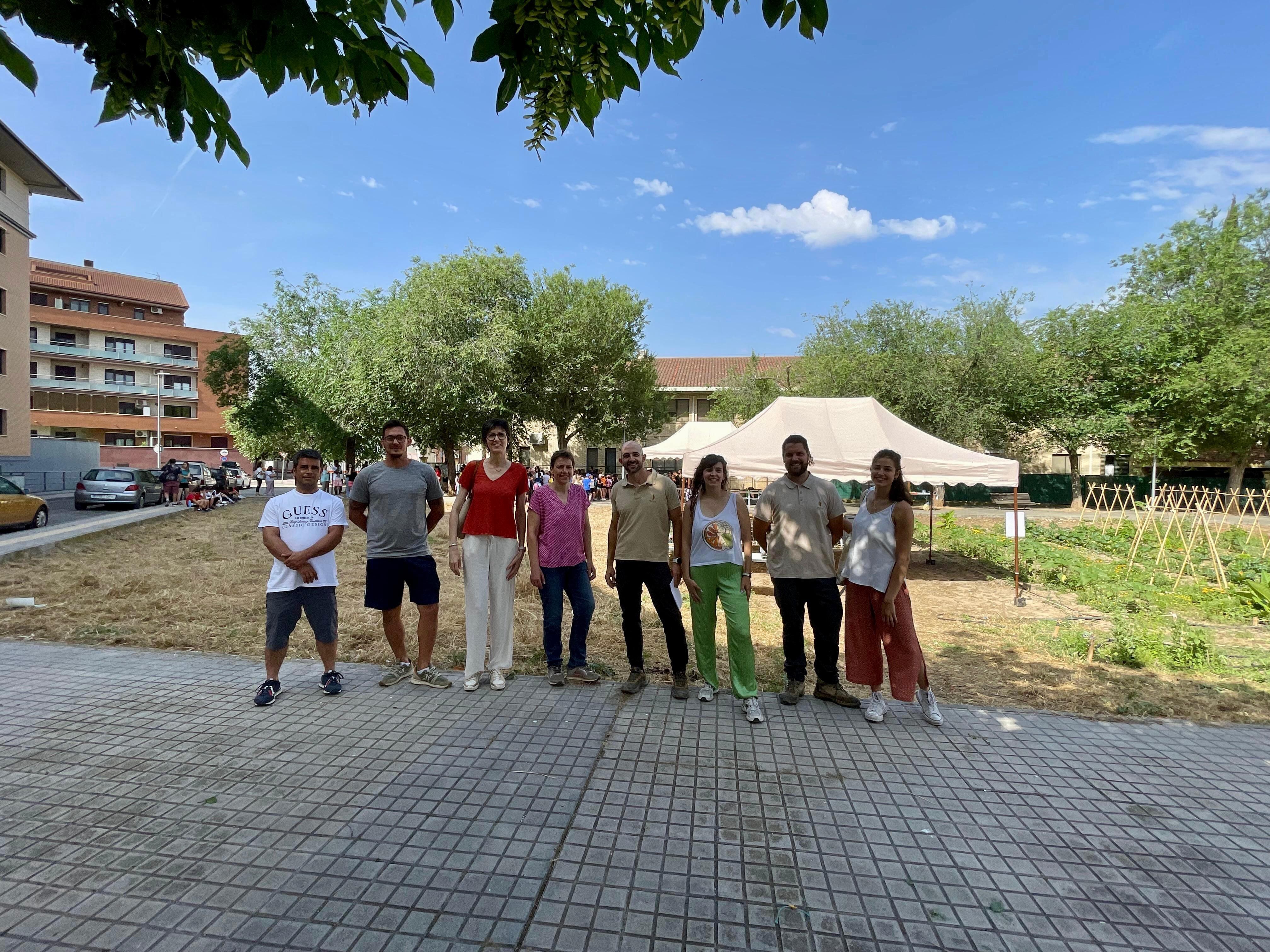 Autoridades y responsables de la actividad Huertos Escolares. Foto: Ayto. de Monzón