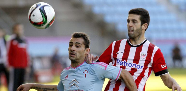 GRA182 VIGO (Pontevedra), 06/01/2015.- El jugador del Celta de Vigo Jonni Castro ,i, pugna por el balón con Susaeta del Athletic de Bilbao, durante el partido de ida de los octavos de final de la Copa del Rey de Fútbol que ambos quipos disputaron hoy en el estadio de Balaidos. EFE / Salvador Sas