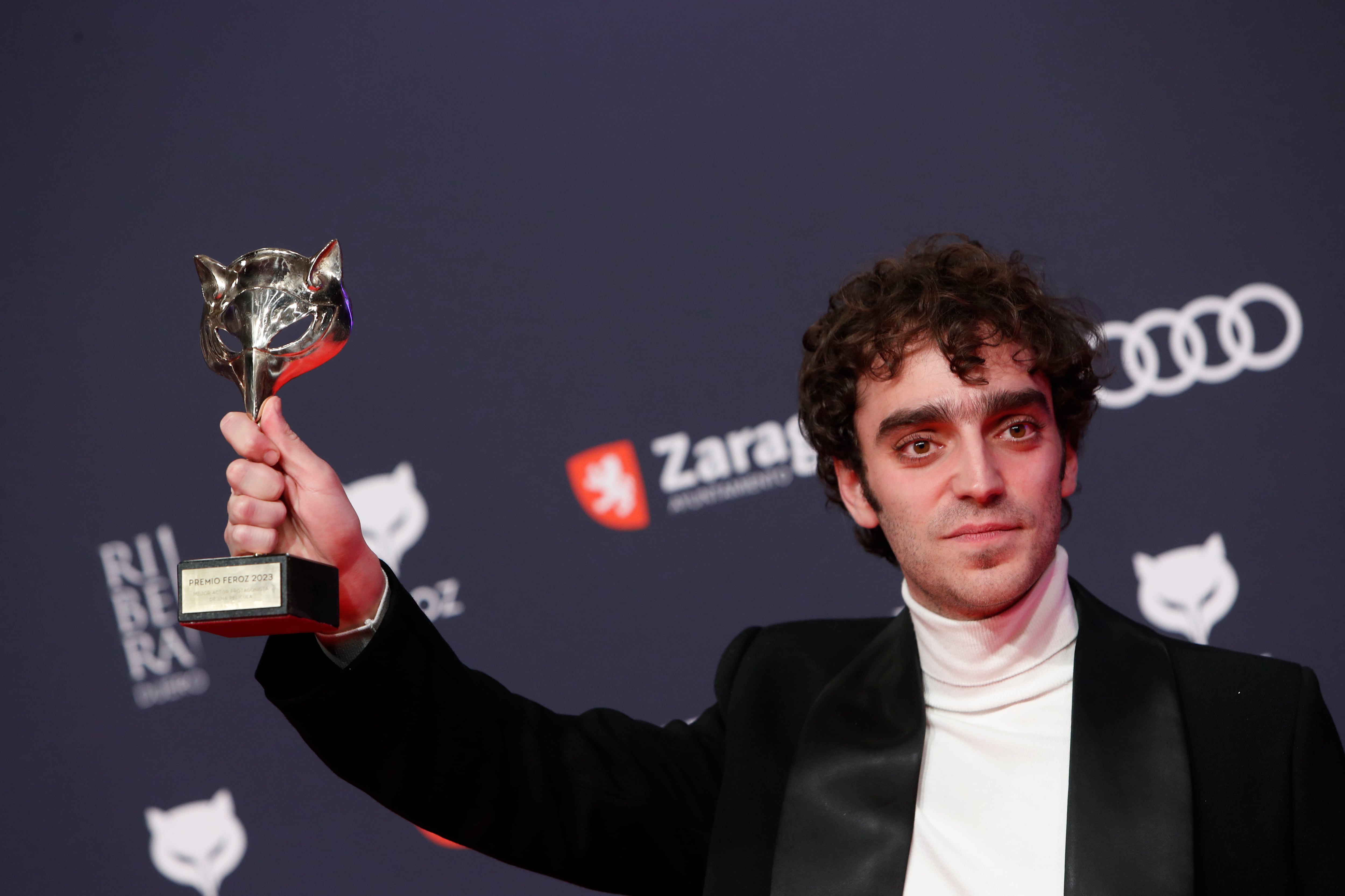 ZARAGOZA, 28/01/2023.- El actor Nacho Sánchez tras recibir el premio a mejor actor protagonista de película por su trabajo en &quot;Mantícora&quot; en la ceremonia de entrega de la décima edición de los Premios Feroz que otorga la Asociación de Informadores Cinematográficos de España (AICE), este sábado en Zaragoza. EFE/JAVIER BELVER
