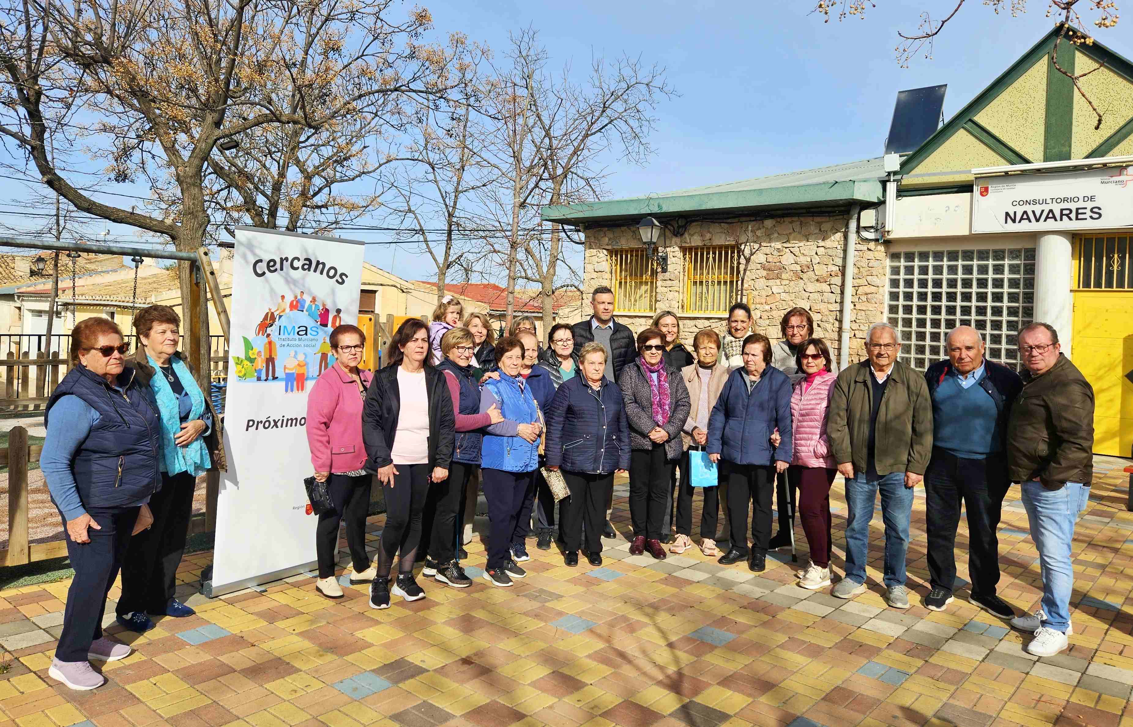 La consejera de Política Social, Familia e Igualdad de la Región de Murcia y el alcalde de Caravaca durante la presentación en la pedanía de Navares del programa &quot;Cercanos&quot;