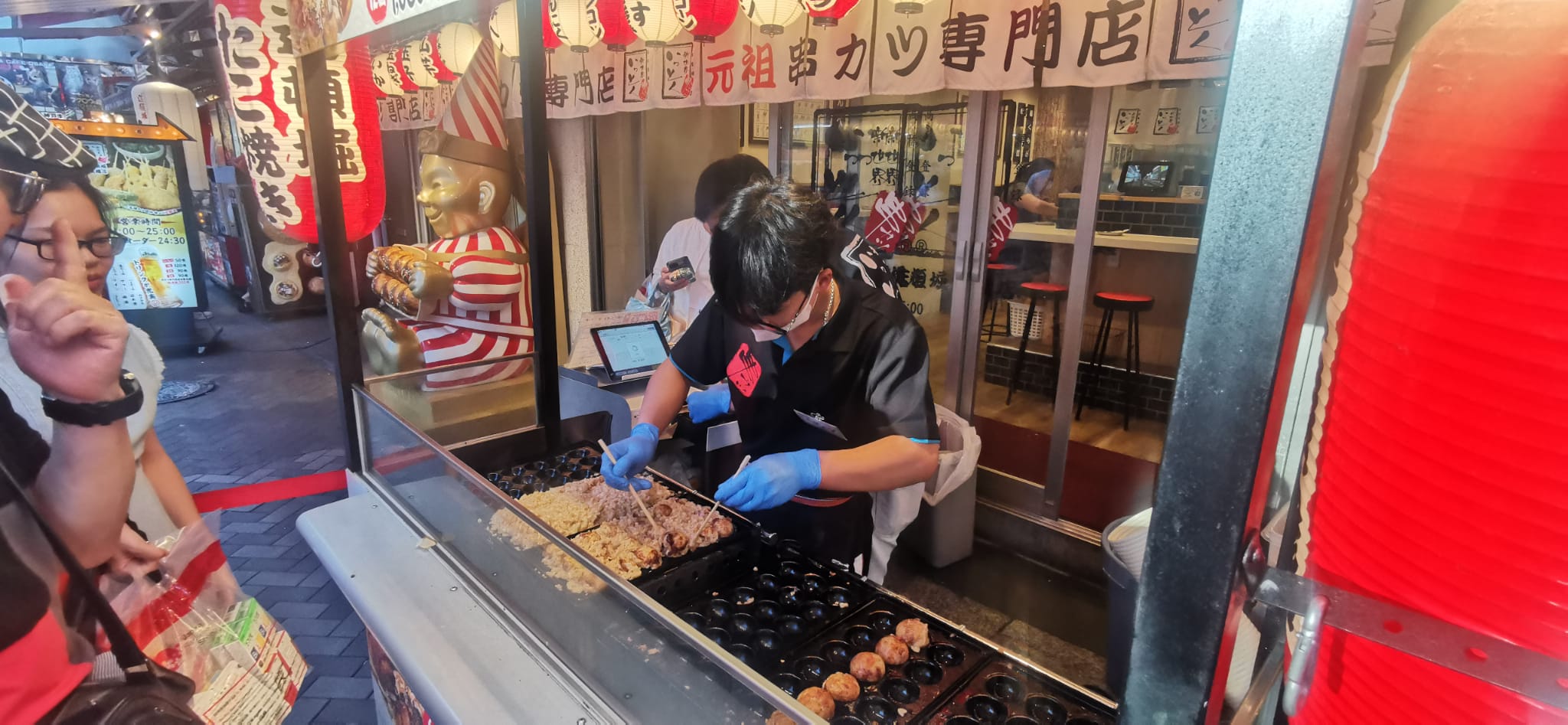 Puesto de okonomiyaki y takoyaki en el barrio de Dotonbori de Osaka.