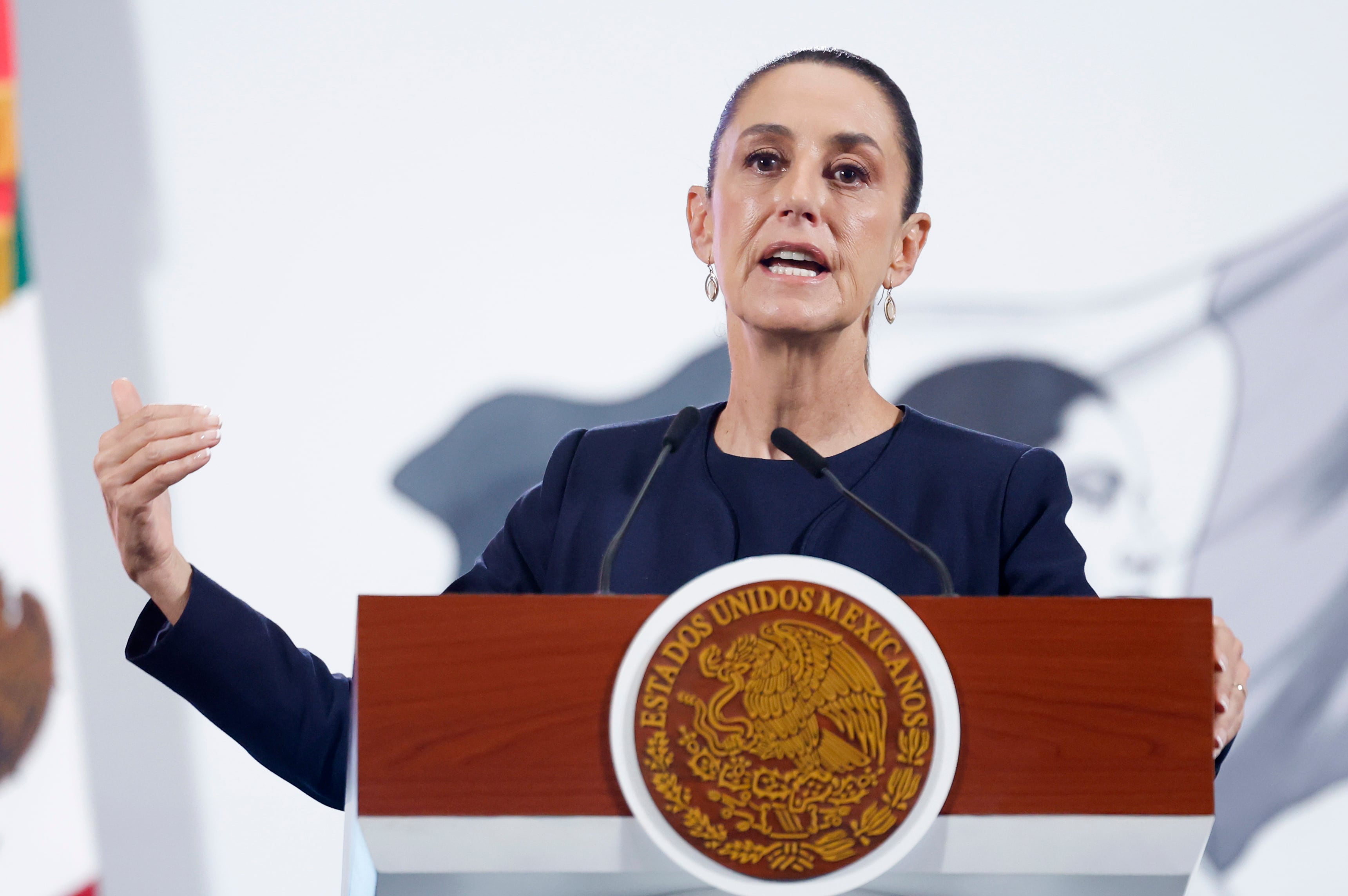 MEX7270. CIUDAD DE MÉXICO (MÉXICO), 08/07/2025.- La presidenta de México, Claudia Sheinabaum, habla durante una rueda de prensa este martes, en el Palacio Nacional de la Ciudad de México (México). 