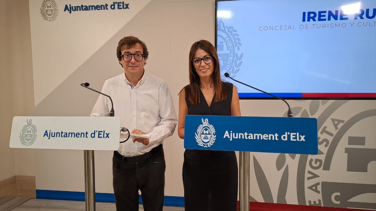 Irene Ruiz, concejala de Cultura del Ayuntamiento de Elche y Rubén Pacheco, director del ciclo de conciertos de la Semana de Bach