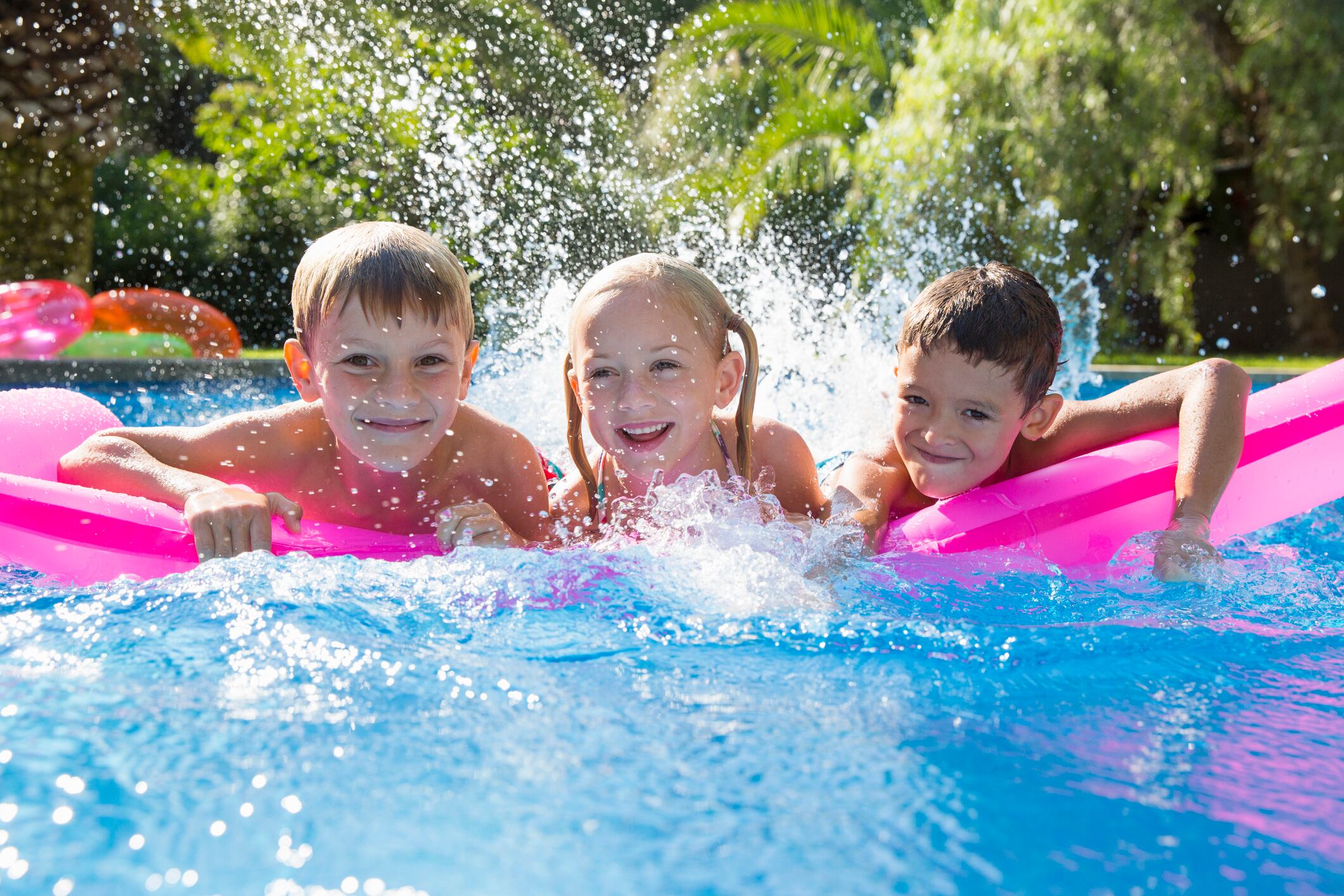 Niños se divierten en una piscina.