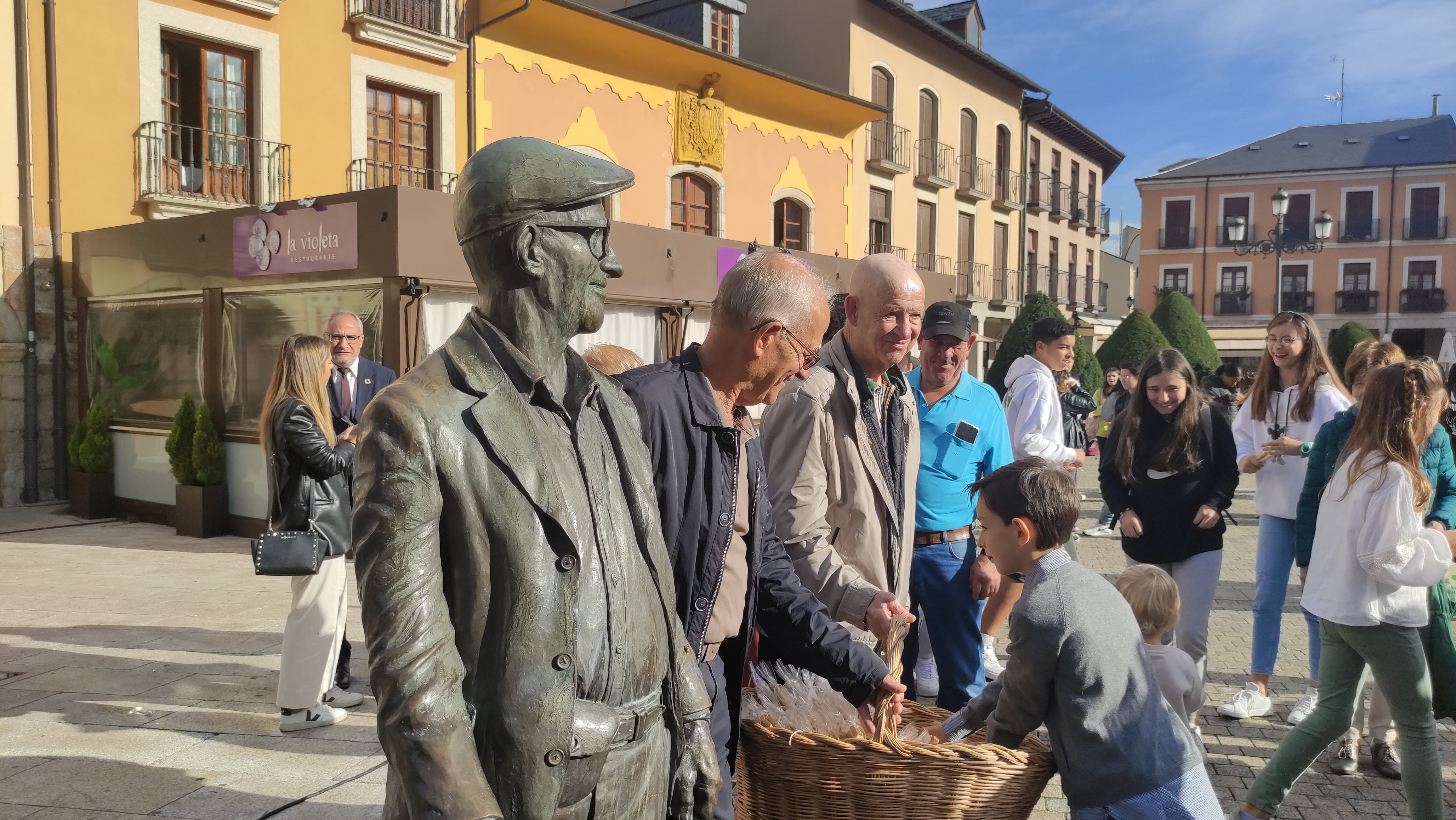 Dos de los hijos de Pepe El Barquillero, Toño y Lolo revivieron el reparto de las obleas en el homenaje realizado por el Ayuntamiento de Ponferrada