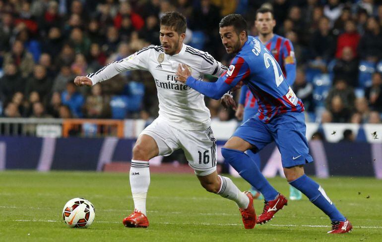 GRA343. MADRID, 15/03/2015.- El centrocampista brasileño del Real Madrid Lucas Silva (i) con el balón ante el centrocampista del Levante Víctor Camarasa (d) durante el partido de Liga en Primera División disputado esta noche en el estadio Santiago Bernabéu, en Madrid. EFE/Juan Carlos Hidalgo