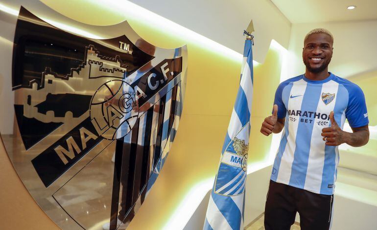 Ideye posa junto a la bandera del Málaga