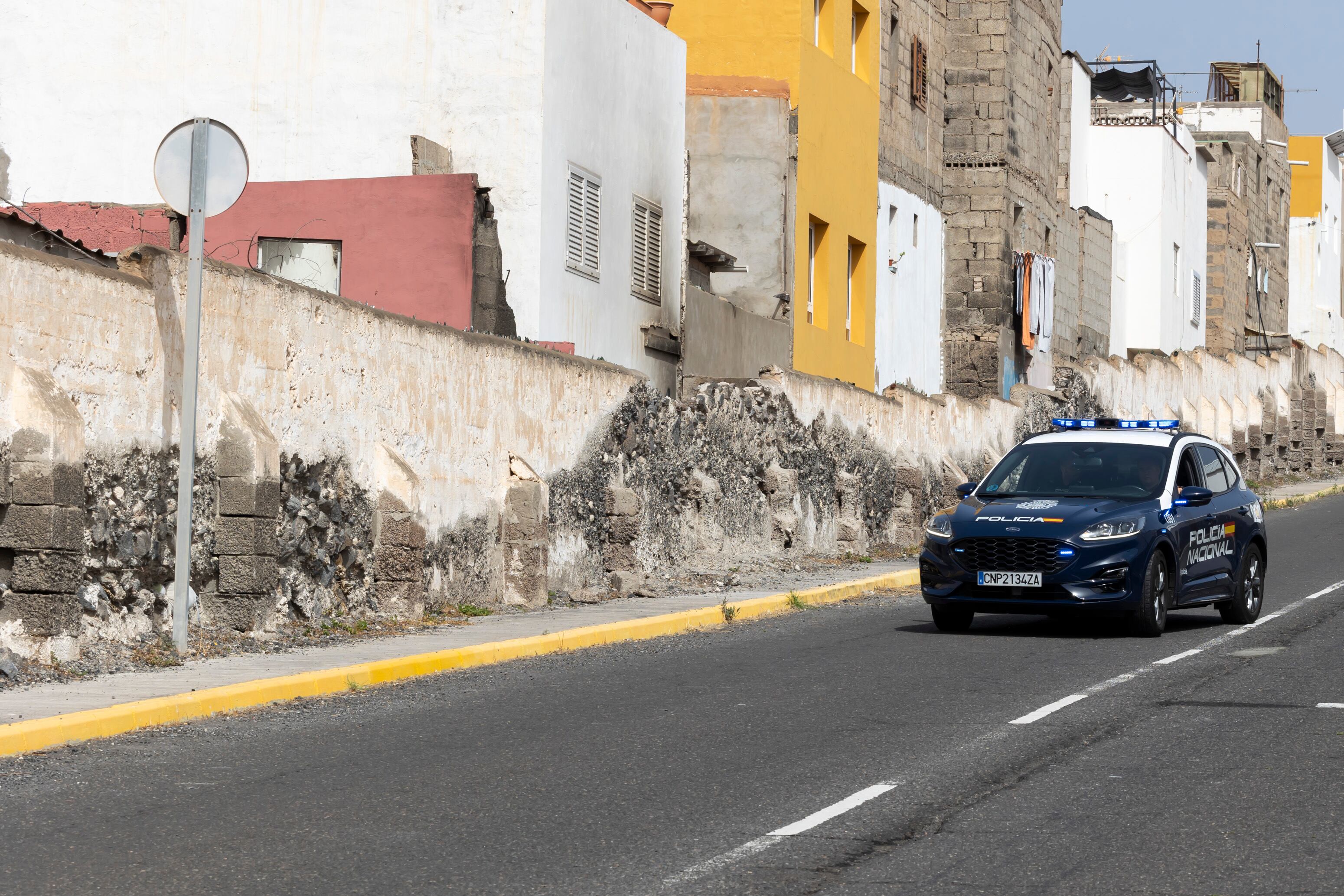 LAS PALMAS DE GRAN CANARIA (ESPAÑA), 16/07/2025.- La Policía Nacional ha detenido esta madrugada a un joven acusado de provocar quemaduras muy graves con material combustible a una menor de 17 años en una vivienda del barrio de La Isleta de Las Palmas de Gran Canaria. En la imagen, un vehículo policial delante del inmueble donde sucedieron los hechos. EFE/Quique Curbelo
