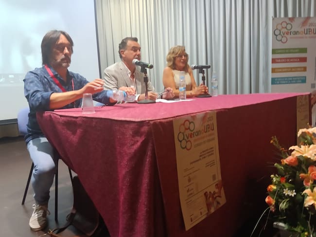 Paco Santamaría, José Antonio Fuertes y la coordinadora de los cursos, Pilar Rodríguez de las Heras