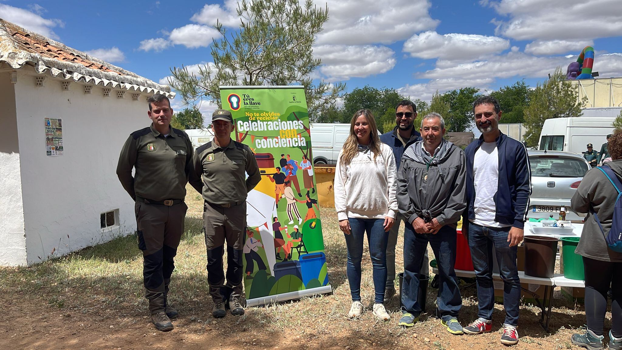 Presentación de la campaña &#039;Tu eres la llave&#039; en la romería de San Isidro de Las Pedroñeras. Esther Haro, directora general de Economía Circular y Agenda 2030, (con sudadera blanca) junto con el presidente de la Hermandad de San Isidro en Las Pedroñeras, Joaquín Perona (con el blusón que usaban antiguamente los agricultores)