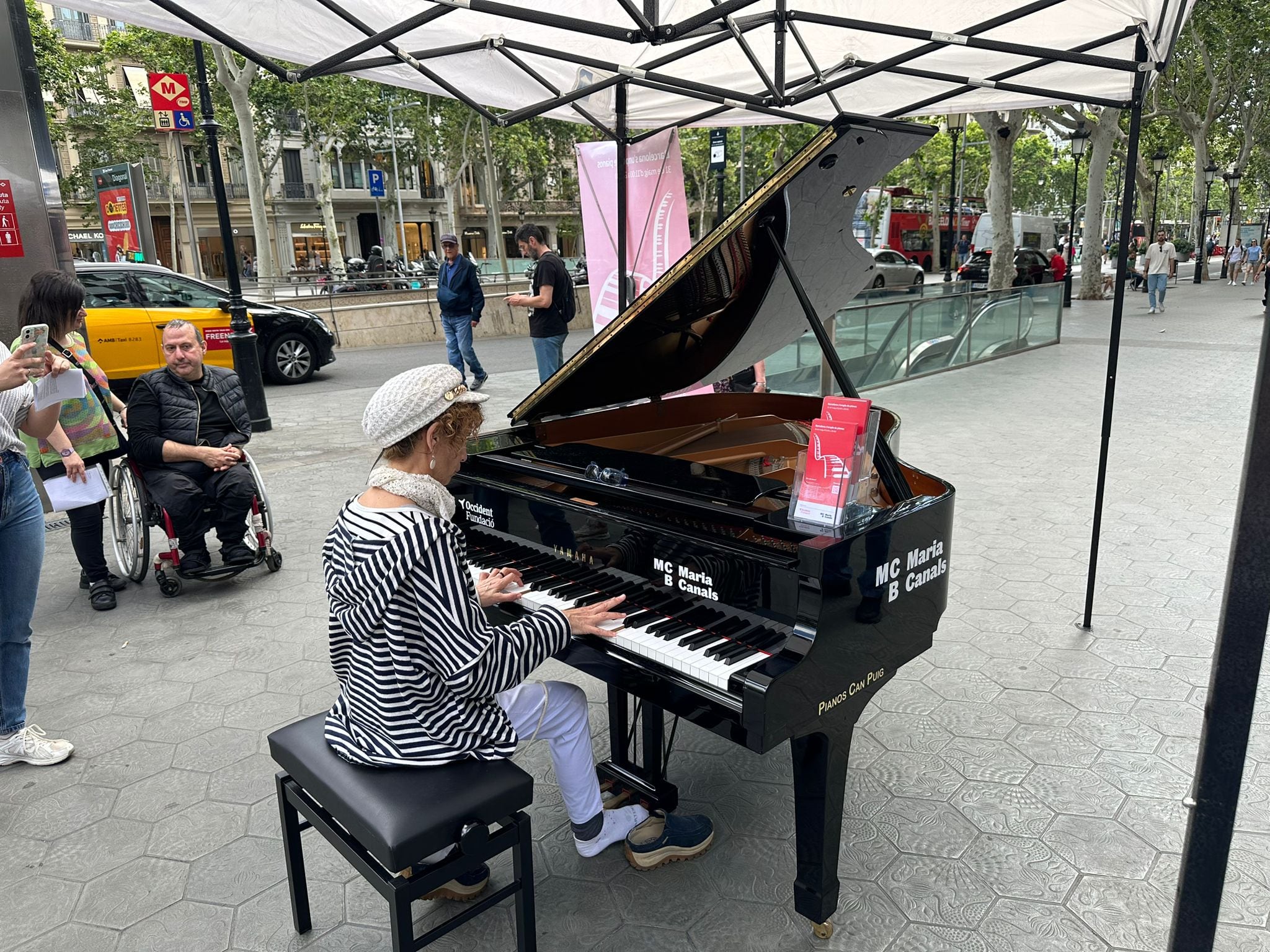 Dona invident tocant el piano a passeig de Gràcia a l&#039;acció de Maria Casals al 31 de maig de 2024